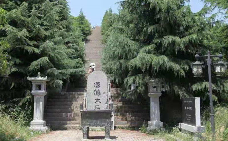 西安霸陵墓園新區(qū)圖片，群山環(huán)抱中,價(jià)格實(shí)惠