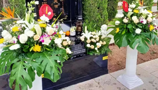 鮮花祭祀是一種為了表達(dá)哀悼、惋惜、懷念