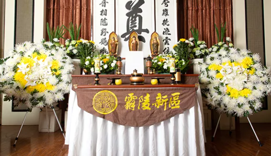 鮮花祭祀是一種為了表達(dá)哀悼、惋惜、懷念