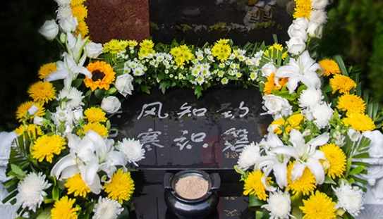 鮮花祭祀是一種為了表達(dá)哀悼、惋惜、懷念